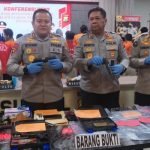 Kapolda Sulsel Irjen Pol Drs. Setyo Boedi Moempoeni Harso, S.H., M.Hum menggelar konferensi pers pengungkapan kasus operasi penyakit masyarakat (Pekat) 2023 selama 20 hari, dari tanggal 04 sampai 23 Agustus 2023, di Mapolda Sulsel, Selasa (29/08/2023).