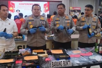 Kapolda Sulsel Irjen Pol Drs. Setyo Boedi Moempoeni Harso, S.H., M.Hum menggelar konferensi pers pengungkapan kasus operasi penyakit masyarakat (Pekat) 2023 selama 20 hari, dari tanggal 04 sampai 23 Agustus 2023, di Mapolda Sulsel, Selasa (29/08/2023).