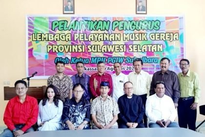 Ketua Majelis Pekerja Harian (MPH) Persekutuan Gereja Indonesia Wilayah (PGIW) Sulawesi Selatan, Barat dan Tenggara (Sulselbara), Pendeta Adrie Massie, S.Th melantik pengurus Lembaga Pelayanan Musik Gereja (LPMG) Provinsi Sulawesi Selatan (Sulsel), Selasa (29/08/2023).