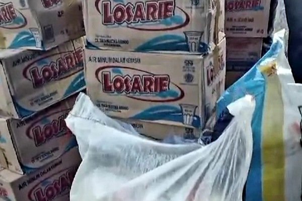 Pengurus DPD Partai Solidaritas Indonesia (PSI) Kota Makassar berkunjung ke lokasi kebakaran dan beri bantuan kepada masyarakat yang terdampak bencana tersebut di Kakatua III Kecamatan Mamajang, Selasa (29/08/2023).