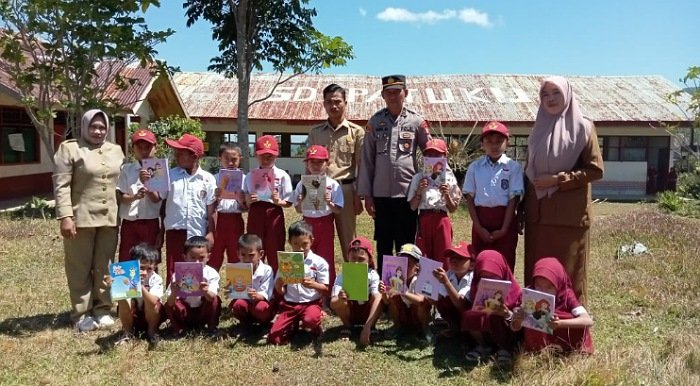 Kapolsek Tinggimoncong Polres Gowa Iptu Anwar Mansyur melakukan pendistribusian buku baca dan tulis di salah satu sekolah yang ada di Kampung Patuju, Desa Parigi, Kecamatan Tinggimoncong Kabupaten Gowa, Rabu (30/8/2023).  