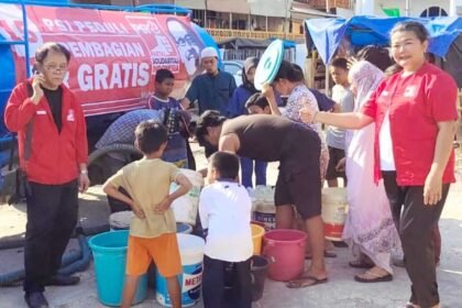 Program Aksi Peduli PSI, setiap hari beberapa unit mobil tangki dikerahkan mendistribusikan air bersih PDAM ke wilayah pemukiman penduduk terdampak di musim kemarau, (25/09/2023).