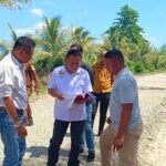 Kajari Buru tinjau pekerjaan jalan Lapen Waelo-Waitina, Kabupaten Buru, Maluku, (29/09/2023). (Foto : Sarbin Kalidupa/HO/mediapesancom)