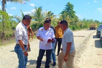 Kajari Buru tinjau pekerjaan jalan Lapen Waelo-Waitina, Kabupaten Buru, Maluku, (29/09/2023). (Foto : Sarbin Kalidupa/HO/mediapesancom)