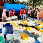 Aksi PSI bagi-bagi air bersih di Kampung Nelayan Kelurahan Untia, Rabu (13/09/2023).