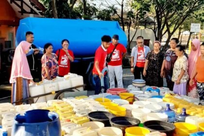 Aksi PSI bagi-bagi air bersih di Kampung Nelayan Kelurahan Untia, Rabu (13/09/2023).
