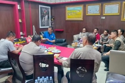 Kapolres Gowa AKBP R.T.S Simanjuntak mengumpulkan Pejabat Utama  setelah menjalani studi kelayakan perencanaan umum dan anggaran (Srena) Polri di ruang kerja Kapolres Gowa, Kamis (31/08/2023) Malam lalu. 