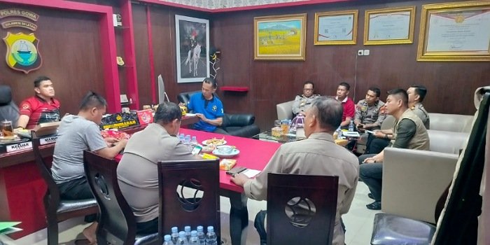 Kapolres Gowa AKBP R.T.S Simanjuntak mengumpulkan Pejabat Utama  setelah menjalani studi kelayakan perencanaan umum dan anggaran (Srena) Polri di ruang kerja Kapolres Gowa, Kamis (31/08/2023) Malam lalu. 