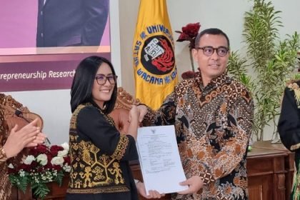 Prof. Dr. Umbu Rauta, SH., M.Hum, Pakar Hukum Tata Negara dan Direktur Pusat Studi Hukum & Teori Konstitusi Universitas Kristen Satya Wacana - UKSW Salatiga resmi menerima Surat Keputusan Pengangkatannya sebagai Guru Besar UKSW Salatiga, (01/09/2023).