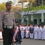 Kanit Turjawali Satlantas Polres Gowa Ipda Hamsal, S.H menjadi pembina upacara di SMP Negeri 4 Gowa, Senin (04/09/2023).
