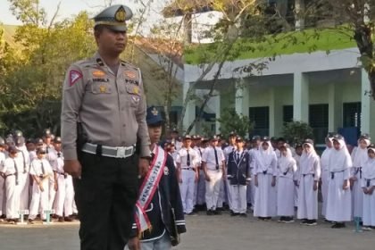 Kanit Turjawali Satlantas Polres Gowa Ipda Hamsal, S.H menjadi pembina upacara di SMP Negeri 4 Gowa, Senin (04/09/2023).