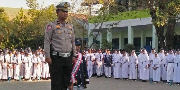 Kanit Turjawali Satlantas Polres Gowa Ipda Hamsal, S.H menjadi pembina upacara di SMP Negeri 4 Gowa, Senin (04/09/2023).