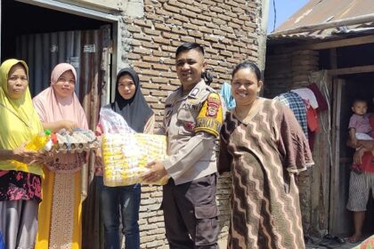 Bripka Aswin Jahar, Bhabinkamtibmas Desa Tanabangka dan Desa Borimatangkasa Polsek Bajeng giat silaturahmi dan membagikan sembako ke warga binaannya, (4/9/2023).