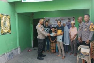 Kapolsek Somba Opu Kompol Arifuddin A, S.E, M.H bersama Waka Polsek Somba Opu AKP Aslamuddin serta anggota giat bakti sosial (baksos) berupa pendistribusian buku bacaan kepada anak-anak yang berada di panti asuhan LKSA Gowa Qirah, Selasa (05/09/2023).