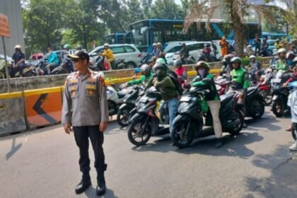 Saat berlakukan buka tutup lalu-lintas, Kompol Arif Purnama Oktora tetap sabar, (7/9/2023).