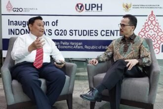 Emrus saat berdiskusi dengan Soegiharto Santoso (Kemeja Batik), jurnalis di beberapa media Online dan juga menjabat sebagai Ketua Dewan Pengawas LSP Pers Indonesia.