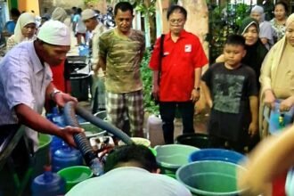 Kemarau panjang yang tengah berlangsung saat ini telah mengakibatkan ratusan warga yang berdomisili di Kelurahan Bira, Kecamatan Tamalanrea, Kota Makassar, (8/9/2023).
