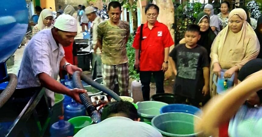 Kemarau panjang yang tengah berlangsung saat ini telah mengakibatkan ratusan warga yang berdomisili di Kelurahan Bira, Kecamatan Tamalanrea, Kota Makassar, (8/9/2023).