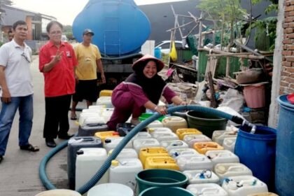 Masyarakat terdampak kemarau yang bermukim di daerah pesisir Desa Lantebung jadi sasaran kegiatan mulia, Sabtu (9/9/2023).