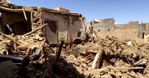 Gempa bumi guncang Maroko dan menewaskan lebih dari 2.000 orang. Tampak batu bata dari lumpur, kayu dan menara masjid roboh akibat gempa yang terjadi pada Jumat malam lalu (8/9/2023).