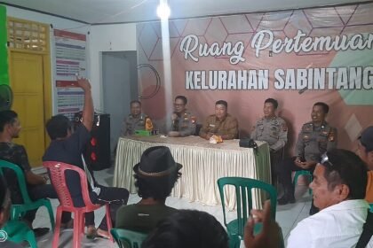 Polsek Pattallassang jajaran Polres Takalar menggelar 'Jumat Curhat' serap aspirasi masyarakat Sabintang di Kantor Lurah Sabintang, Kecamatan Pattallassang, Kabupaten Takalar, Jumat pagi (15/09/2023).