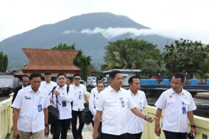 Menteri Perhubungan (Menhub) Budi Karya Sumadi meninjau kesiapan lokasi acara dan sejumlah infrastruktur transportasi di Tidore, Maluku Utara, (15/09/2023) yang akan menjadi tempat penyelenggaraan Peringatan Hari Nusantara pada 10-14 Desember 2023.