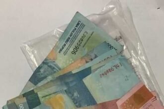 Barang bukti beberapa uang Rupiah dari kasus pemerasan di Tamansari Jakarta Barat, (16/09/2023).