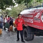 Ratusan warga terdampak kemarau di kawasan Kampung Nelayan, ORW. 05 dan ORW. 02, Kelurahan Untia, Kecamatan Biringkanaya, merasakan sukacita mendalam tatkala mendapatkan kiriman 10.000 liter air bersih PDAM, bantuan dari Partai Solidaritas Indonesia (PSI), Kamis sore itu (14/09/2023).