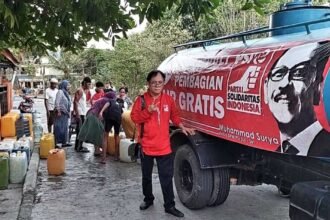 Ratusan warga terdampak kemarau di kawasan Kampung Nelayan, ORW. 05 dan ORW. 02, Kelurahan Untia, Kecamatan Biringkanaya, merasakan sukacita mendalam tatkala mendapatkan kiriman 10.000 liter air bersih PDAM, bantuan dari Partai Solidaritas Indonesia (PSI), Kamis sore itu (14/09/2023).