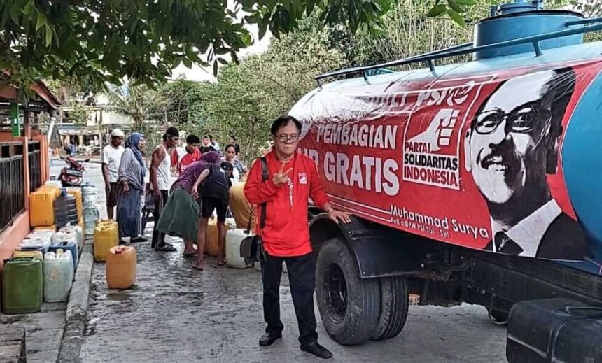 Ratusan warga terdampak kemarau di kawasan Kampung Nelayan, ORW. 05 dan ORW. 02, Kelurahan Untia, Kecamatan Biringkanaya, merasakan sukacita mendalam tatkala mendapatkan kiriman 10.000 liter air bersih PDAM, bantuan dari Partai Solidaritas Indonesia (PSI), Kamis sore itu (14/09/2023).