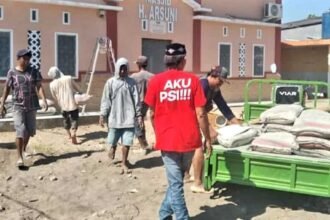 Muhammad Surya menyalurkan bantuan semen bagi pembangunan mesjid di Desa Palangga, Lingkungan Palangiseng, Kecamatan Palangga, Kabupaten Gowa pada Minggu (24/09/2023).
