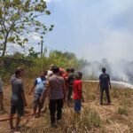 Kebakaran ladang rumput gajah di Dusun Bontosunggu, Desa Pa'rappunganta Kecamatan Polut, Kabupaten Takalar membuat warga sekitar menjadi panik, Jumat (22/09/2023).