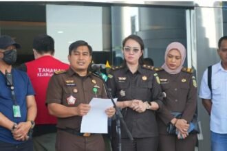 Foto: Konferensi Pers Kejaksaan Tinggi Sulsel terkait buronan perkara penipuan proyek tambang silica di Bombana, (14/09/2023).