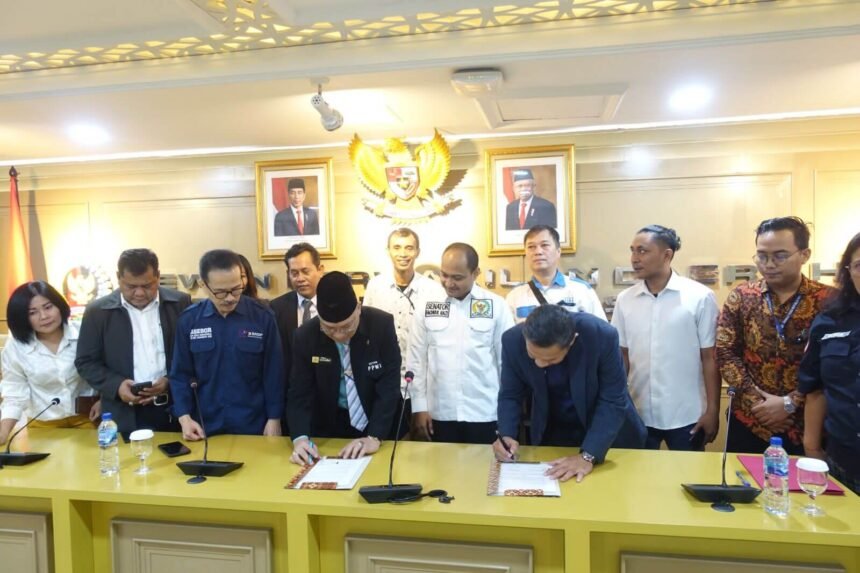Ketua Umum Dewan Pimpinan Nasional PPWI Wilson Lalengke dan Ketua LSP Pers Indonesia Heintje G Mandagie meneken Memorandum of Understanding  atau kesepakatan kerjasama  pada Selasa (19/9/2023) di Ruang Rapat Komite I Dewan Perwakilan Daerah Republik Indonesia, Senayan, Jakarta.