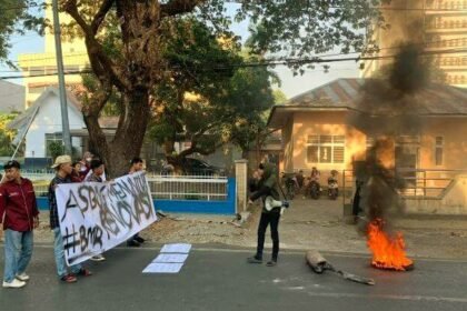 Keluarga Pelajar dan Mahasiswa Indonesia Bolaang Mongondow Raya (KPMIBMR) yakni organda Bolmong Sulawesi Utara di Kota Makassar menggelar demostrasi terkait kondisi asrama mahasiswa, (24/09/2023).