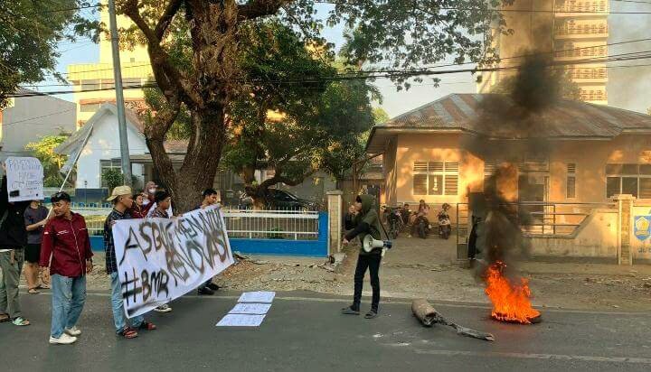 Keluarga Pelajar dan Mahasiswa Indonesia Bolaang Mongondow Raya (KPMIBMR) yakni organda Bolmong Sulawesi Utara di Kota Makassar menggelar demostrasi terkait kondisi asrama mahasiswa, (24/09/2023).