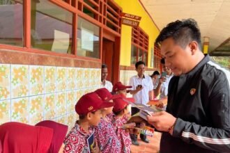 Polisi satu ini rela menyisihkan gajinya untuk pendidikan, khusus kepada masyarakat kurang mampu yang ada di pedalaman.