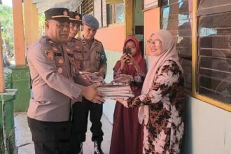 Kepedulian Polri untuk meningkatkan minat baca para siswa dan siswi di sekolah wilayah Marbo Takalar, Kamis (21/09/2023).