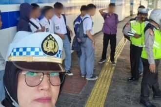 Anggota Satlantas dibawah pimpinan Kanit Lantas Tanjung Duren Iptu Eris Krisnawati bersama anggota Aipda Dwi Andriyanto Bripka Wahyu dan Bripka Satul tersebut melihat sekelompok pelajar yang sedang berkendara menggunakan tiga sepeda motor dari arah Roxi menuju Daan Mogot dan diamankan, (12/09/2023).