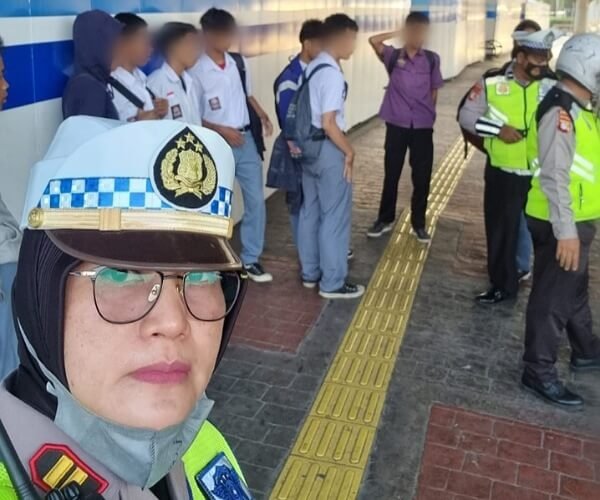 Anggota Satlantas dibawah pimpinan Kanit Lantas Tanjung Duren Iptu Eris Krisnawati bersama anggota Aipda Dwi Andriyanto Bripka Wahyu dan Bripka Satul tersebut melihat sekelompok pelajar yang sedang berkendara menggunakan tiga sepeda motor dari arah Roxi menuju Daan Mogot dan diamankan, (12/09/2023).