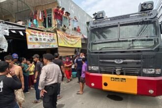 Musim kemarau, warga RW. 11 Pegadungan Kalideres Jakarta Barat antusias melihat kedatangan mobil water canon Polres Metro Jakarta Barat dan Polsek Kalideres, Kamis (14/09/2023).
