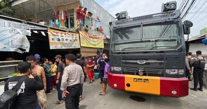 Musim kemarau, warga RW. 11 Pegadungan Kalideres Jakarta Barat antusias melihat kedatangan mobil water canon Polres Metro Jakarta Barat dan Polsek Kalideres, Kamis (14/09/2023).