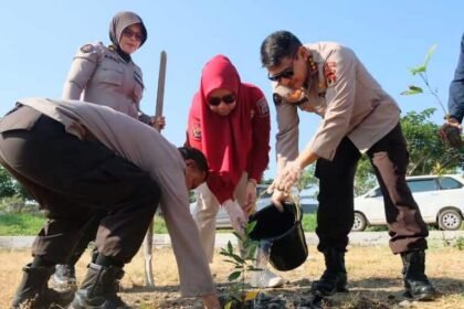Penanaman tersebut secara simbolis dilakukan Kabidhumas Polda Sulsel Kombes Pol Komang Suartana di kawasan lahan Brimob Polda Sulsel Jalan Paccerakkang Daya, Kecamatan Biringkanaya Kota Makassar.