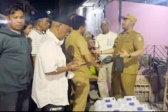 Camat Panakkukang Andi Pangerang quick respon salurkan bantuan air bersih di Kelurahan Pampang pada tempo lalu, Selasa malam (5/09/2023). 