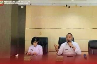 Camat Panakkukang Andi Pangeran Nur Akbar didampingi Kasi Kesra Siti Asma Hamra menggelar rapat koordinasi penanganan stunting di Aula Kecamatan Panakkukang, Rabu tempo lalu (4/10/2023).