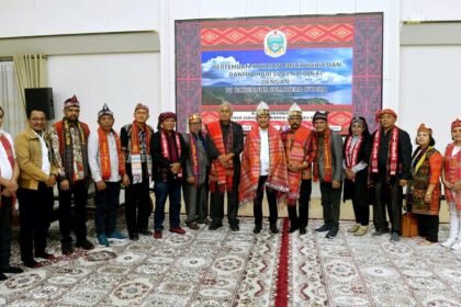 Penjabat Gubernur Sumatera Utara (Pj Gubsu) Hassanudin menerima dan melepas Tim Kerja Panitia Hari Ulos Nasional ke 9 di Rumah Dinas Gubsu, Jalan Sudirman, No. 41, Medan, Rabu 25 Oktober 2023.