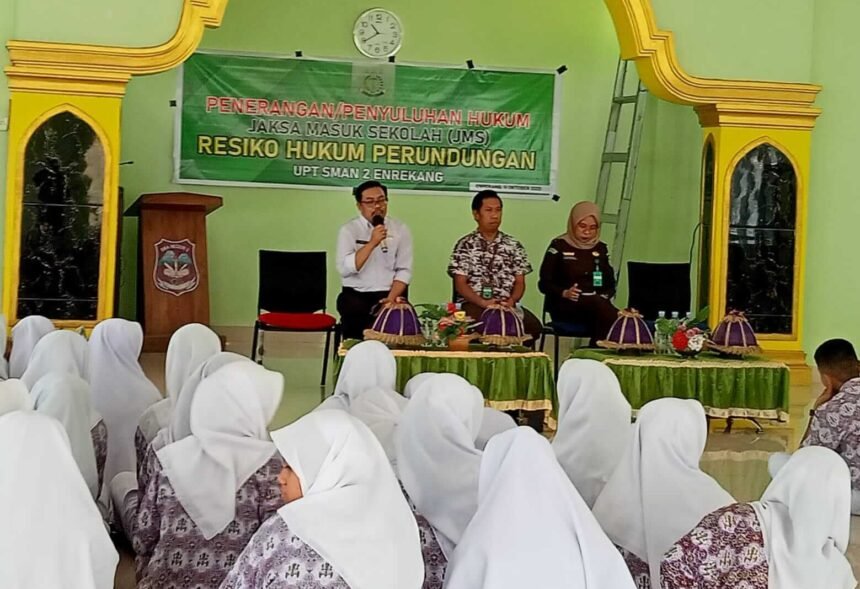 Kejaksaan Negeri Enrekang menggelar penerangan atau penyuluhan hukum dengan program Jaksa Masuk Sekolah (JMS) terhadap resiko hukum perundungan.