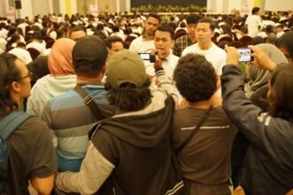 Ratusan anak muda di Sulawesi Selatan mendeklarasikan (Kami Jokowi) dengan tageline Setia Bersama, 2024 menangkan gagasan Jokowi di Ballroom Maxone Hotel Makassar, Minggu (15/10/2023).