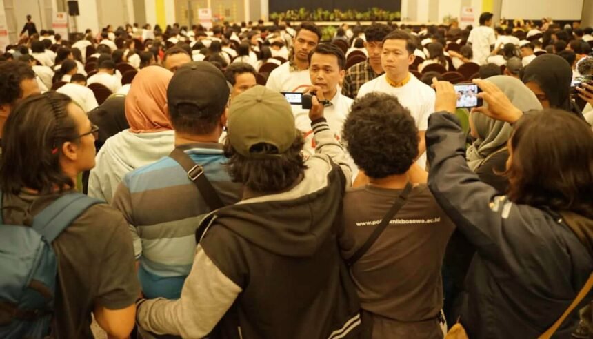 Ratusan anak muda di Sulawesi Selatan mendeklarasikan (Kami Jokowi) dengan tageline Setia Bersama, 2024 menangkan gagasan Jokowi di Ballroom Maxone Hotel Makassar, Minggu (15/10/2023).