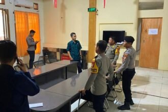 Kabagops Polres Gowa, AKP Darwis Daud, SH, didampingi Kasubagdal Ops, AKP Hasyim bersama Kanit 1 Politik Sat Intelkam IPDA Imam, mengecek Kantor Komisi Pemilihan Umum (KPU) dan Badan Pengawas Pemilu (Bawaslu) beserta Gudang Logistik KPU Kabupaten Gowa, Kamis (26/10/2023).